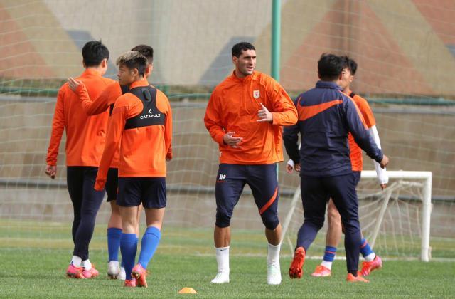 泰山集结石柯伤愈跟队合练 5大新援融入成第1课题